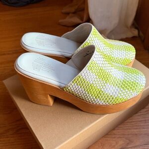 Charlotte Stone Marlo clogs in lime - like new!